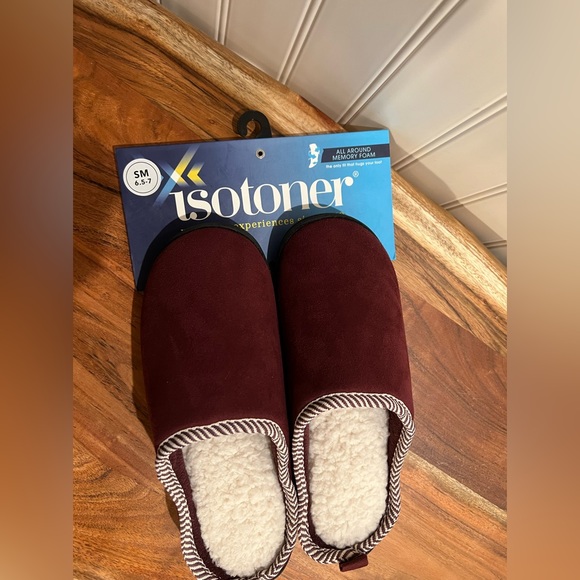 NWT✨Isotoner Memory Foam Slippers - Picture 4 of 14